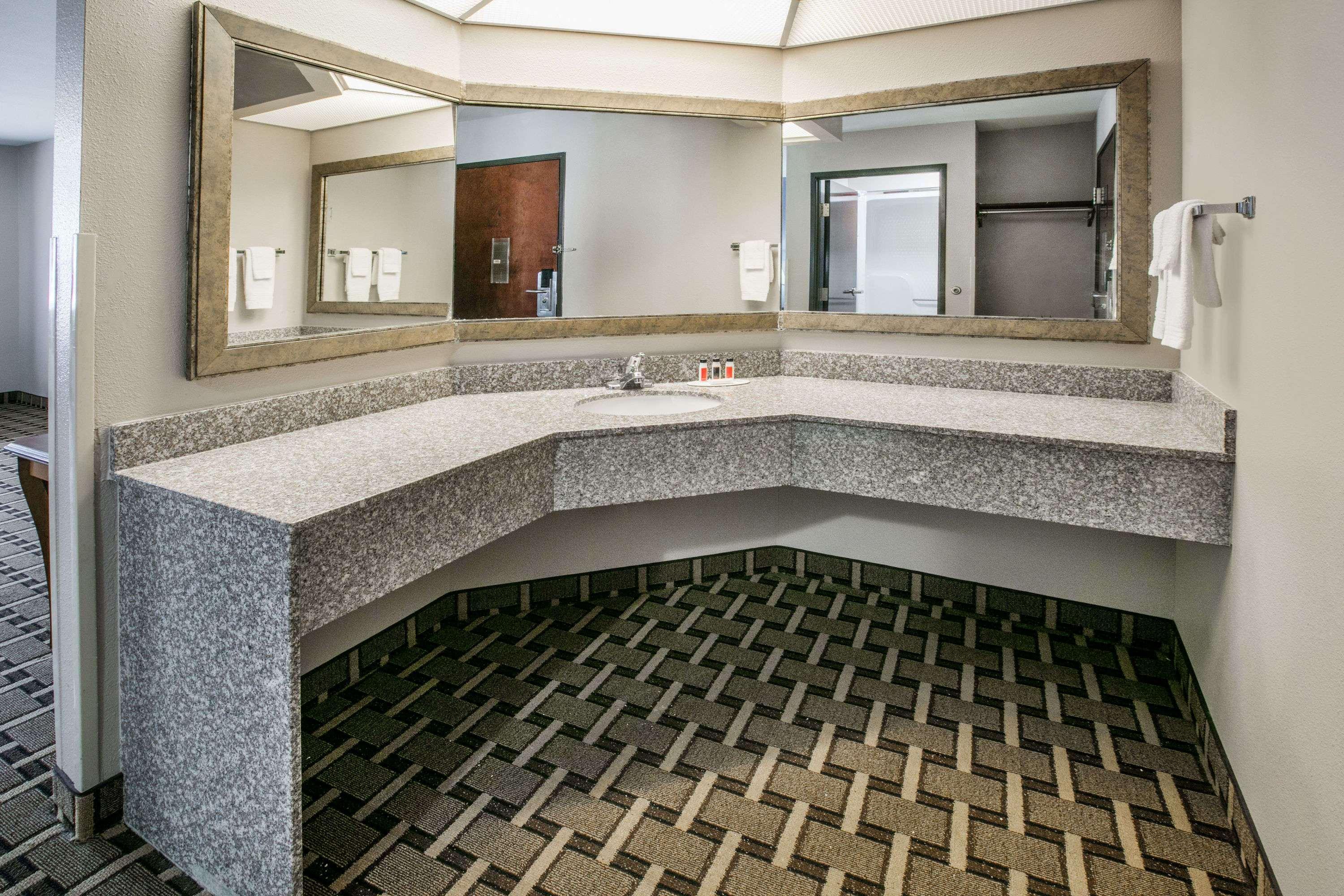Baymont By Wyndham Lawton Hotel Exterior photo