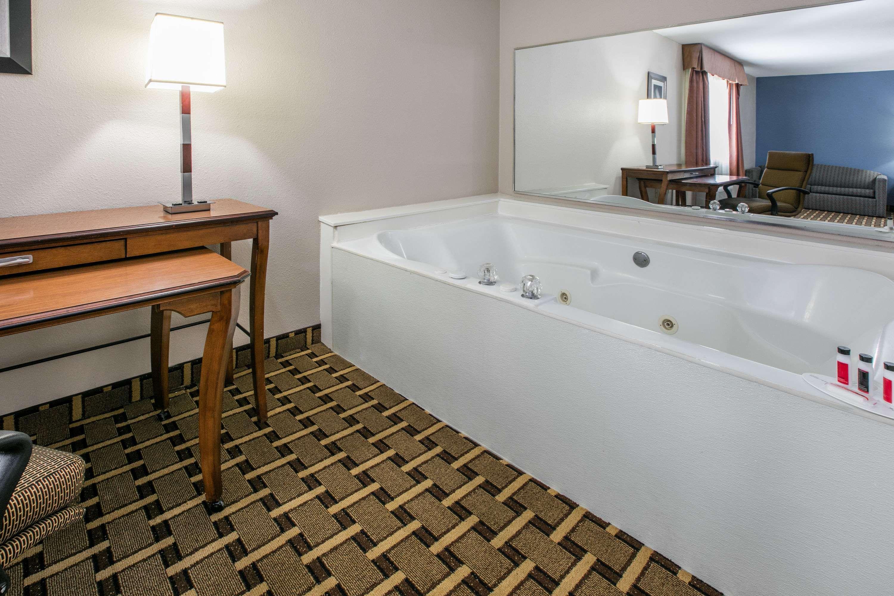 Baymont By Wyndham Lawton Hotel Exterior photo